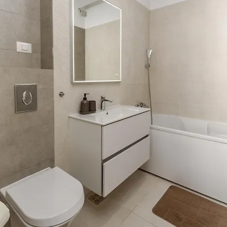 Lakefront Luxe Apartman