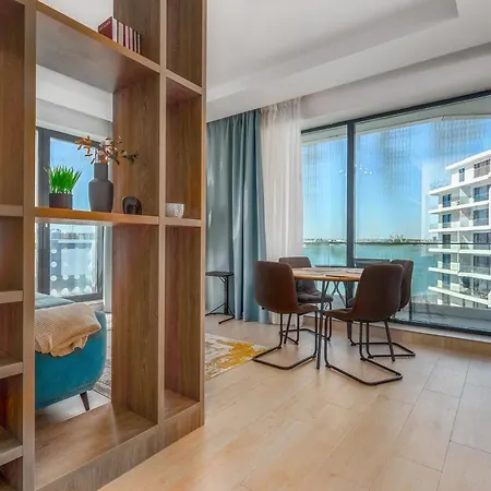 Lakefront Luxe Apartman *