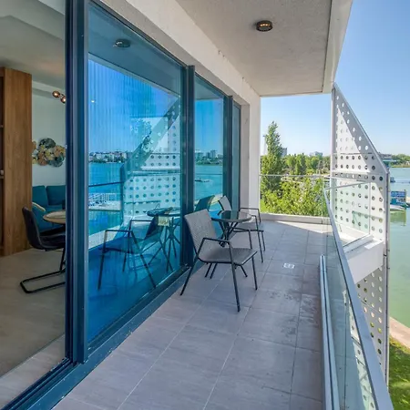Lakefront Luxe Mamaia