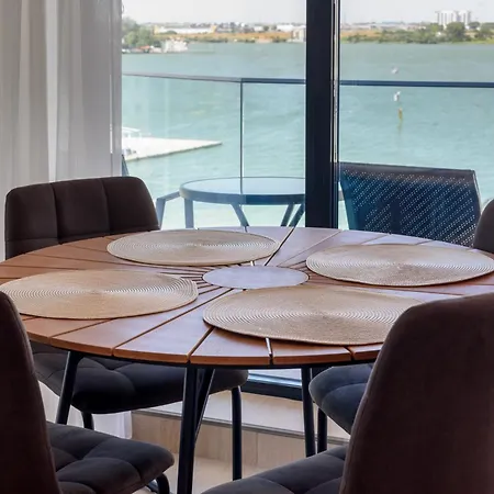 Lakefront Luxe * Mamaia