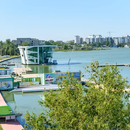 Lakefront Luxe Mamaia